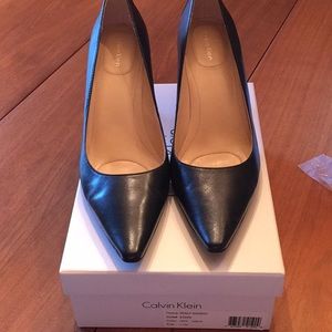 Calvin Klein navy kid leather pumps sz 11